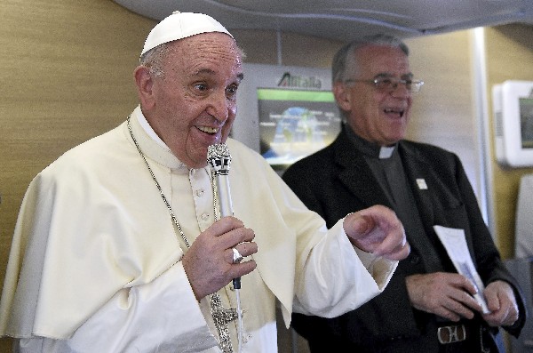 El papa Francisco (izq) se dirige a los periodistas durante el vuelo que lo trasladó desde Bangui hasta Roma. (Foto Prensa Libre: AP)
