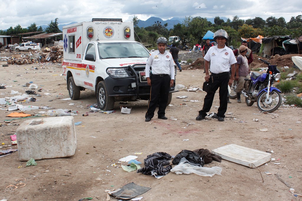 Socorristas observan cadáver de recién nacido, en basurero de la cabecera de Chimaltenango. (Foto Prensa Libre: Víctor Chamalé)