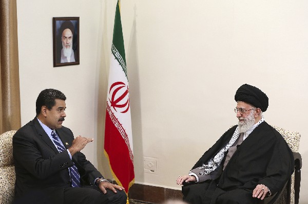 Nicolás Maduro (izq), en reunión con el líder supremo iraní, el ayatolá Ali Jamenei. (Foto Prensa Libre: AP)
