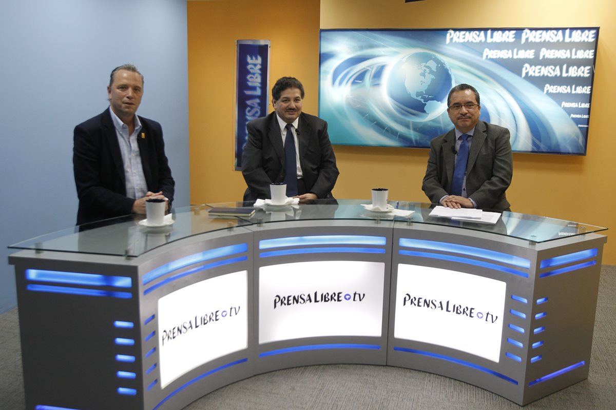 Javier Zepeda, director ejecutivo de la Cámara de Industria, y Abelardo Medina, del Icefi, junto al editor de Nacionales, Carlos Castañaza, durante el programa Diálogo Libre.