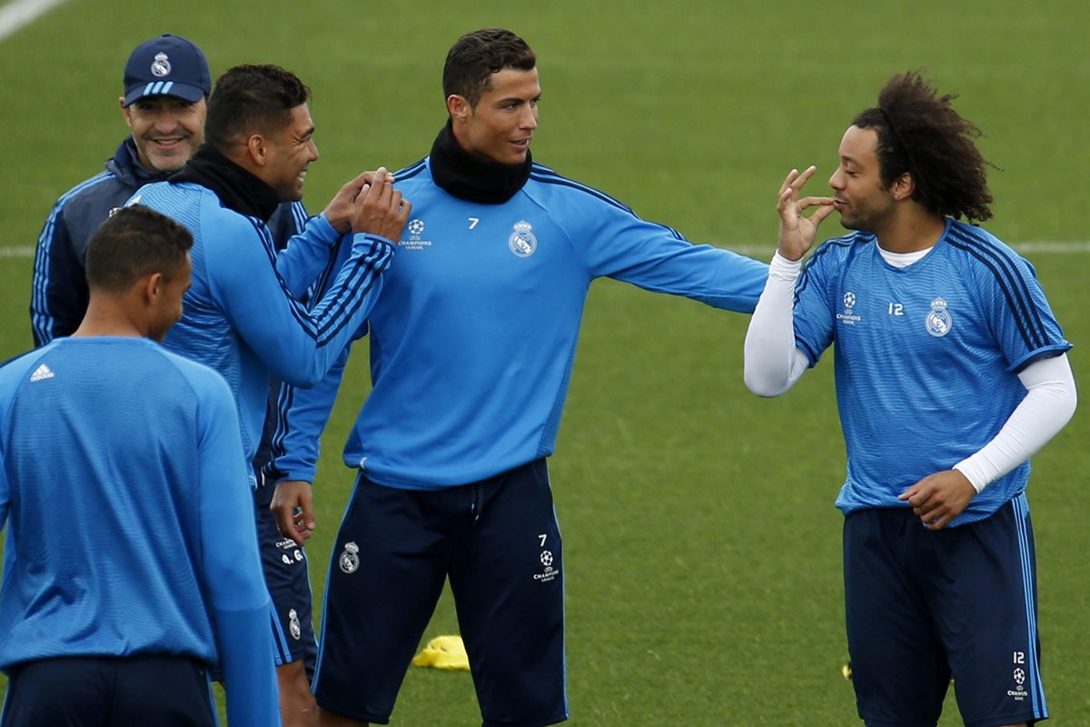 Los jugadores del Real Madrid viven con buen ánimo el encuentro ante el PSG. (Foto Prensa Libre: EFE)