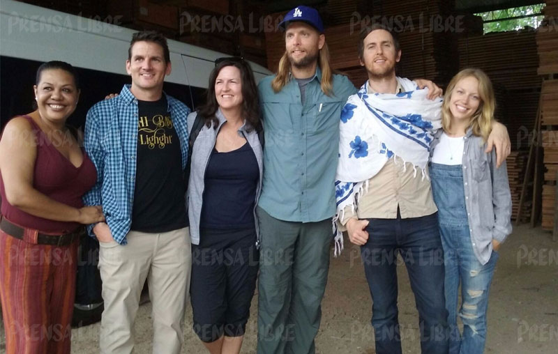 James Valentine y Jesse Carmichael, de Maroon 5 (con gorra y chalina) se encuentran en Petén y el domingo visitarán Tikal. (Foto Prensa Libre: Rigoberto Escobar)