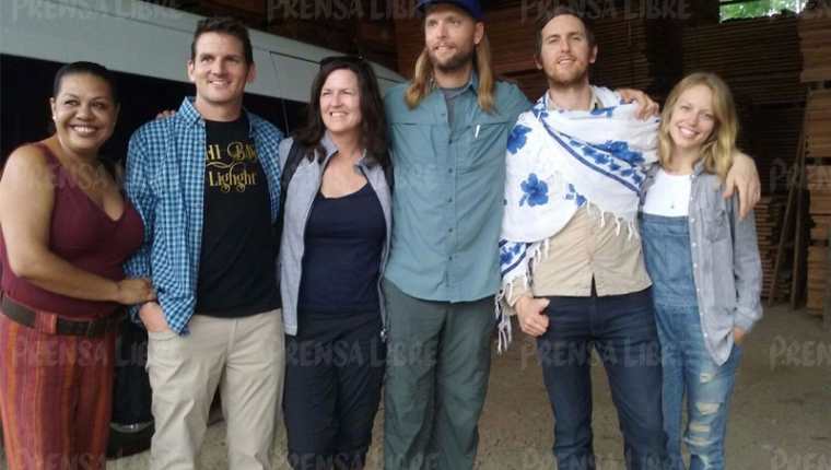 James Valentine y Jesse Carmichael, de Maroon 5 (con gorra y chalina) se encuentran en Petén y el domingo visitarán Tikal. (Foto Prensa Libre: Rigoberto Escobar)