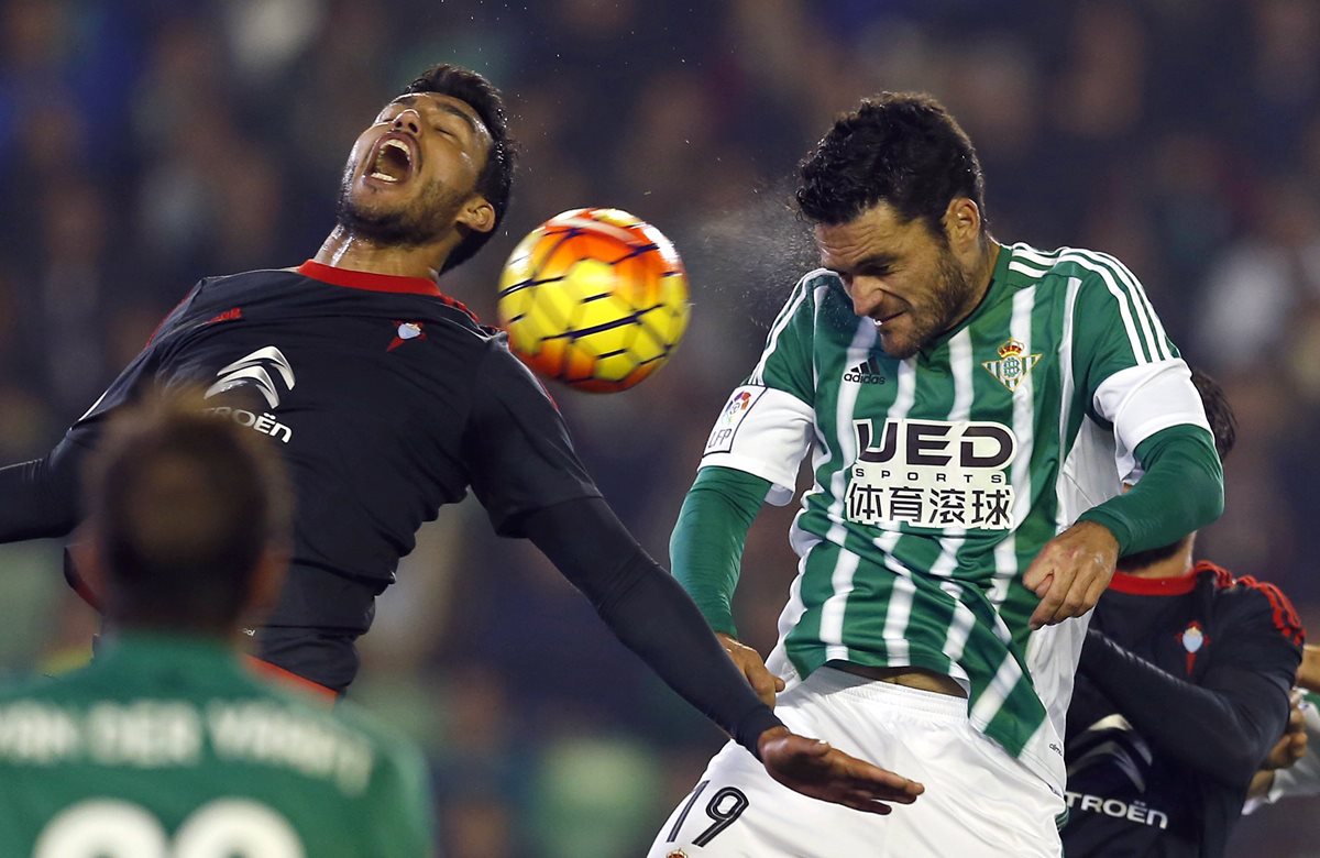 El delantero del Betis, Jorge Molina y el defensa del Celta de Vigo, Gustavo Daniel Cabral, disputan un balón. (Foto Prensa Libre: EFE)