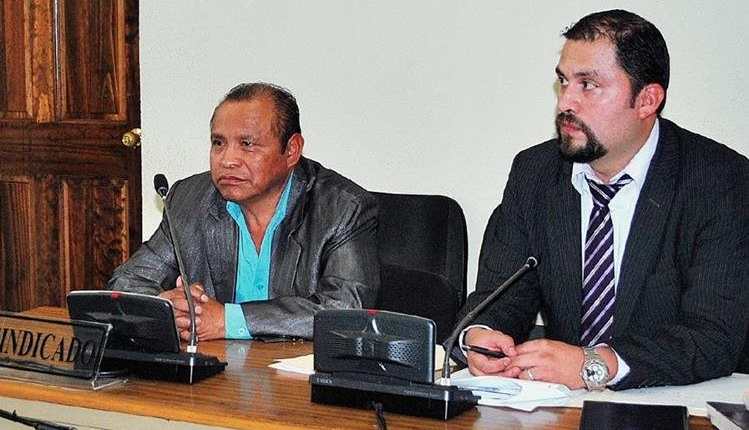 José María Chay Quiej –izquierda- durante audiencia en un juzgado de Quetzaltenango, en julio del 2015. (Foto HemerotecaPL)