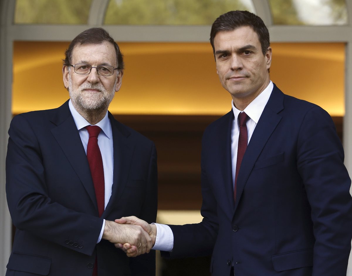 Pedro Sánchez, líder del partido socialista (derecha), se reúne con Mariano Rajoy, presidente saliente del gobierno español. (EFE)