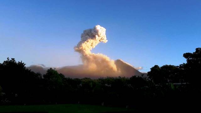 El Volcán Santiaguito sigue en erupción y atemoriza con explosiones moderadas. (Foto Prensa Libre: Jorge Tizol)