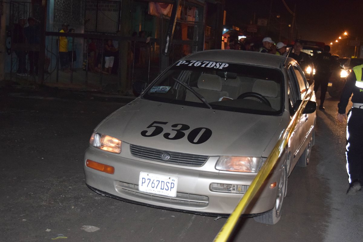 Taxi donde murió baleado Raúl Guerra Padilla es resguardado por la PNC en Puerto Barrios, Izabal. (Foto Prensa Libre: Dony Stewart)