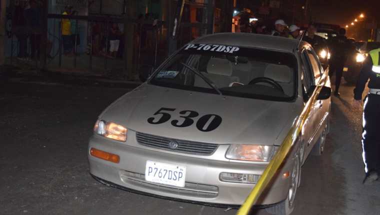 Taxi donde murió baleado Raúl Guerra Padilla es resguardado por la PNC en Puerto Barrios, Izabal. (Foto Prensa Libre: Dony Stewart)