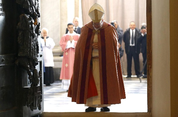 El Papa abre la Puerta Santa de la basílica de San Juan de Letrán. (Foto Prensa Libre: AP)
