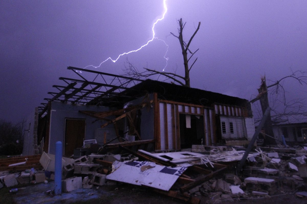 Tornados destruyeron casas en alabama, Estados Unidos. (AP)