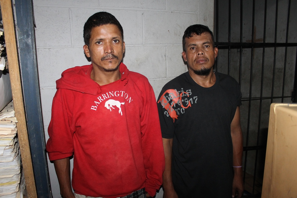 Guatemalteco y un hondureño capturados en Dolores, Petén, fueron trasladados a un tribunal de Poptún. (Foto Prensa Libre: Walfredo Obando)