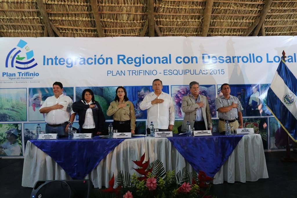 Presidente en funciones Juan Alfonso Fuentes Soria junto a autoridades locales. (Foto Prensa Libre: Edwin Paxtor)