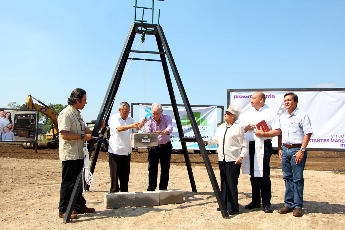 Carlos Ralda y Ricardo Sinibaldi colocan el primer block del proyecto de ampliación del Centro Comercial Trinidad. (Foto Prensa Libre: Rolando Miranda)