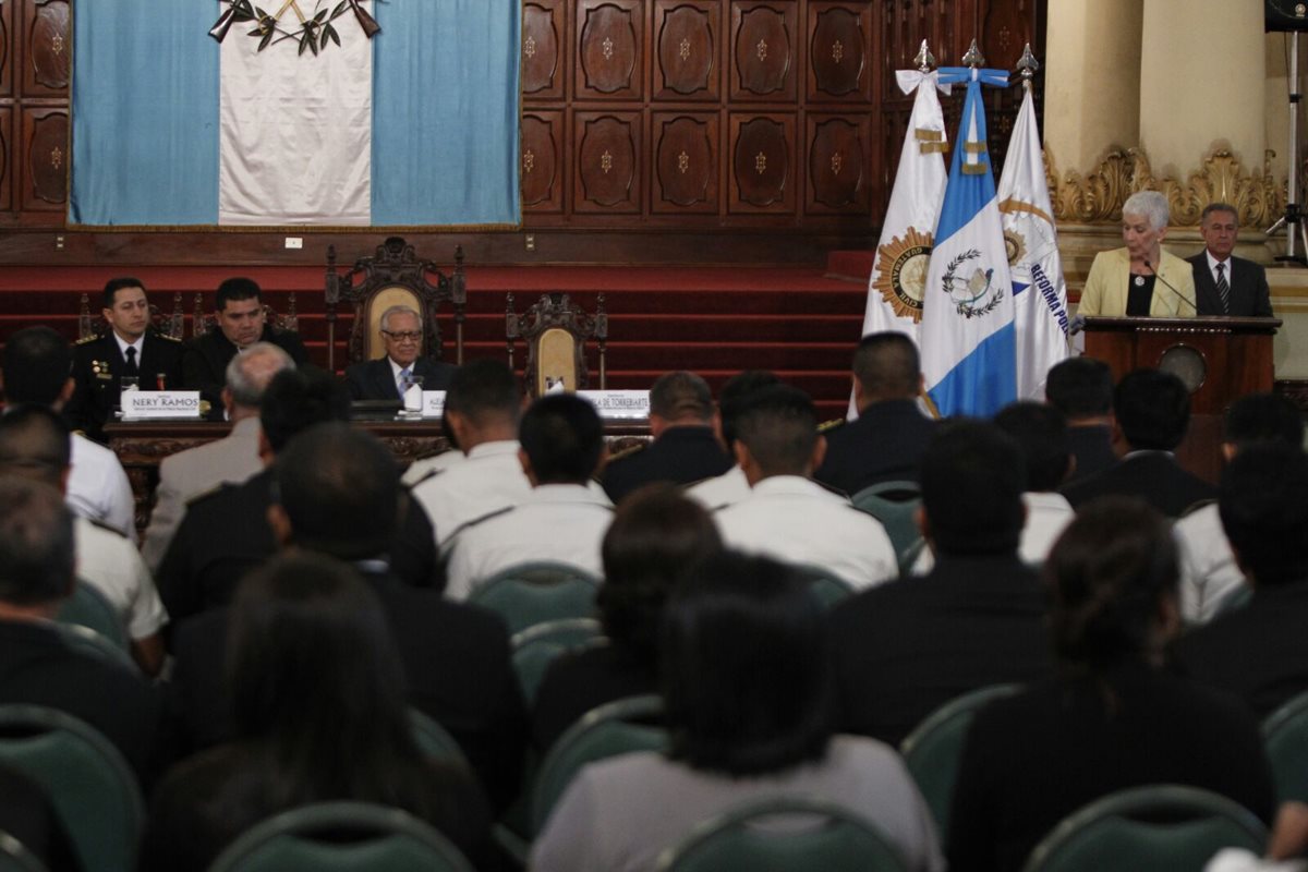 El acto de presentación del informe de la comisón fue en el Palacio Nacional de la Cultura. (Foto Prensa Libre: Paulo Raquec)