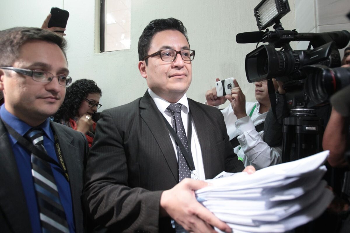 Los fiscales Juan Francisco Sandoval y Julio Prado presentan acusación contra Baldetti. (Foto Prensa Libre: Edwin Bercián)