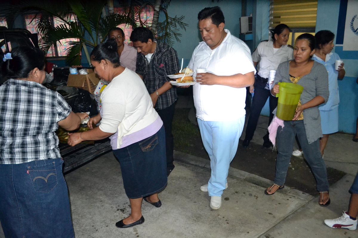 Pacientes y personal del Hospital Nacional Infantil Elisa Martínez, en Puerto Barrios, Izabal, reciben cena obsequiada por integrantes de una iglesia. (Foto Prensa Libre: Edwin Perdomo)