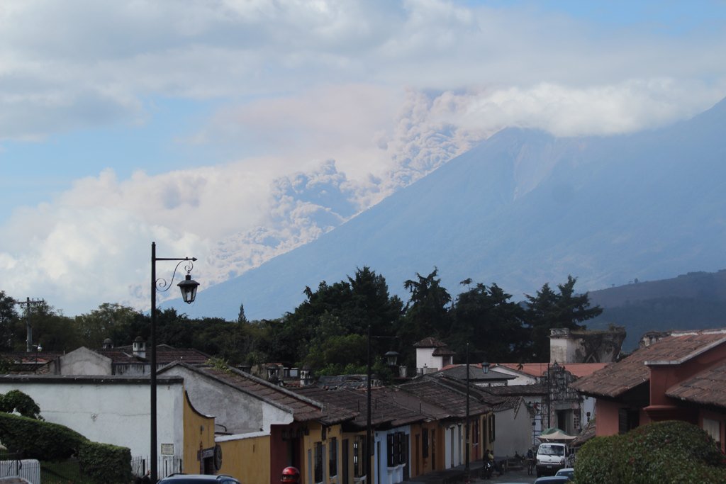 Erupción del Volcán de Fuego vista desde Antigua Guatemala, Sacatepéquez. (Foto Prensa Libre: Miguel López)