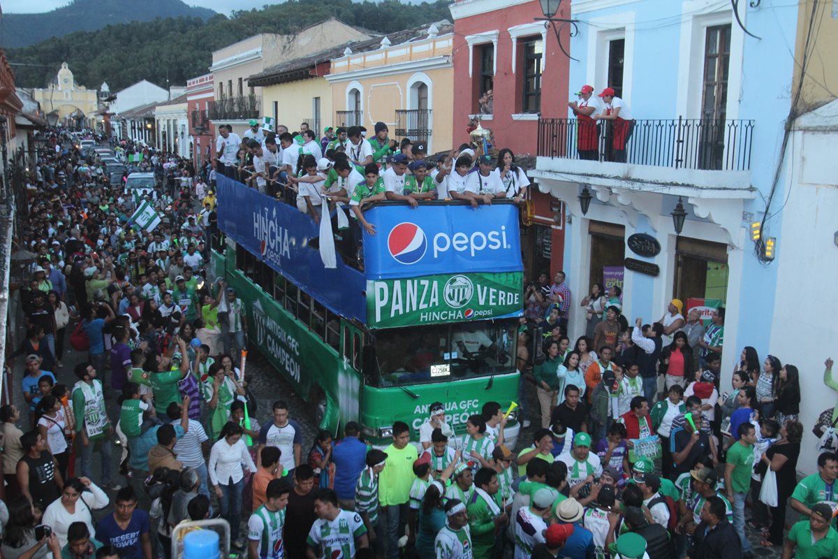 Antigua GFC se paseó por las principales calles de la ciudad colonial. (Foto Prensa Libre: Miguel López)