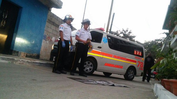 Bomberos Voluntarios en el lugar donde fue encontrado un brazo y la mano de una mujer en la zona 21. (Foto Prensa Libre: Bomberos Voluntarios)