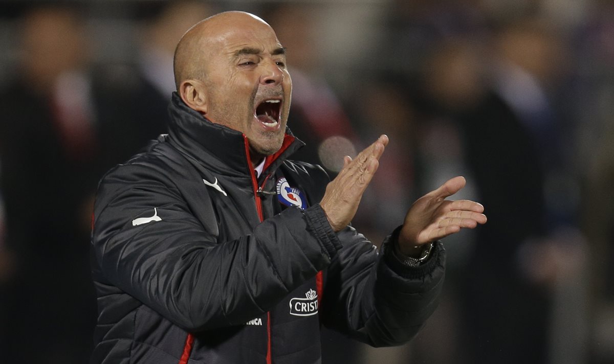 El técnico Sampaoli fue recibido con insultos a su llegada a Chile. (Foto Prensa Libre: AFP)