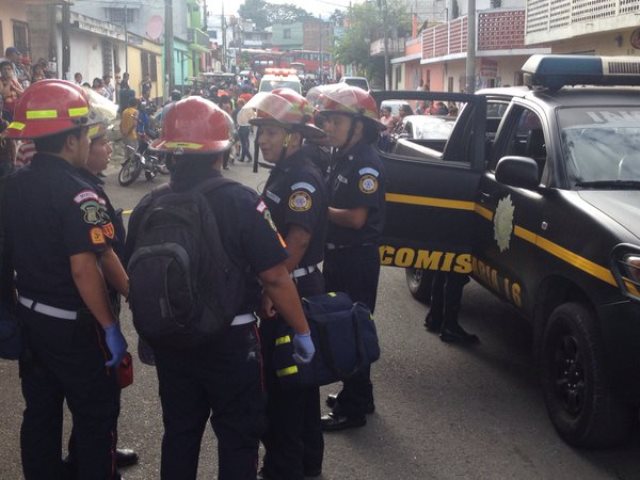 Un socorrista de los Bomberos Municipales de Mixco resultó herido de bala en El Milagro. (Foto Prensa Libre)