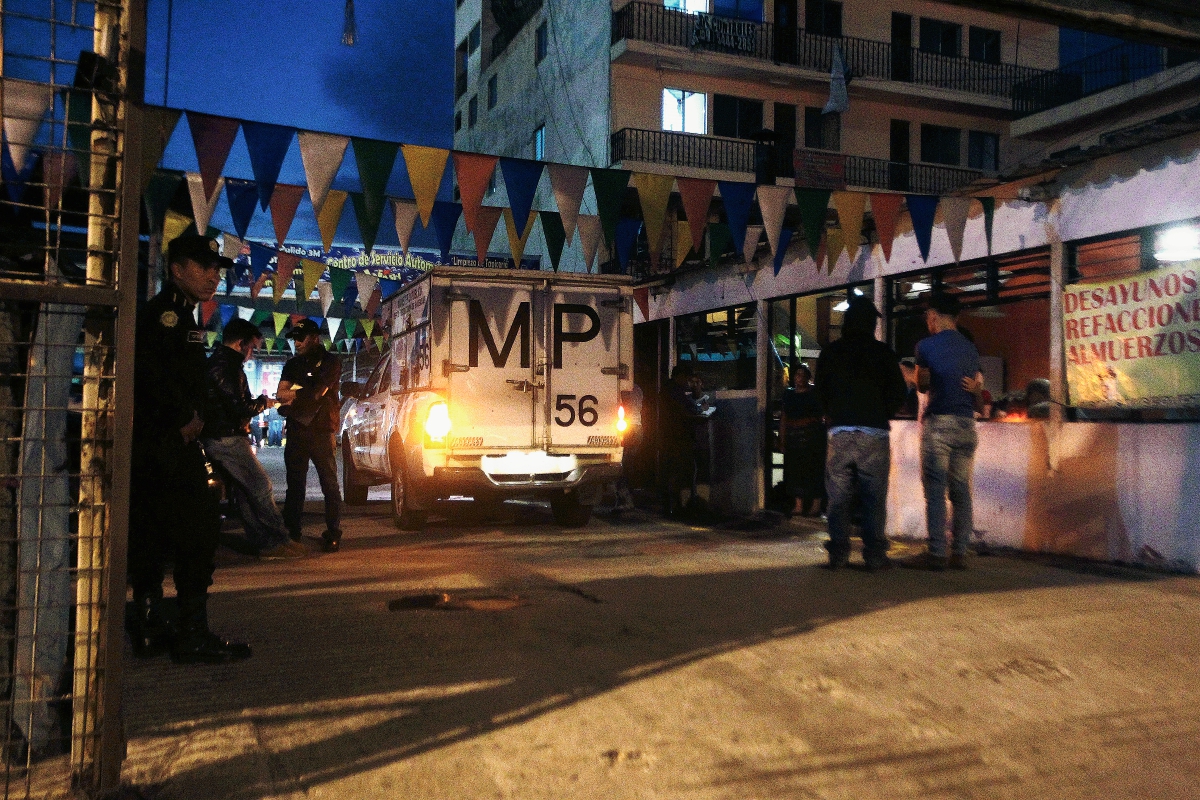 Luis Alberto Cuellar murió baleado en su negocio en la calzada Roosevelt y 12 avenida zona 11.( Foto Prensa Libre: Álvaro Interiano)
