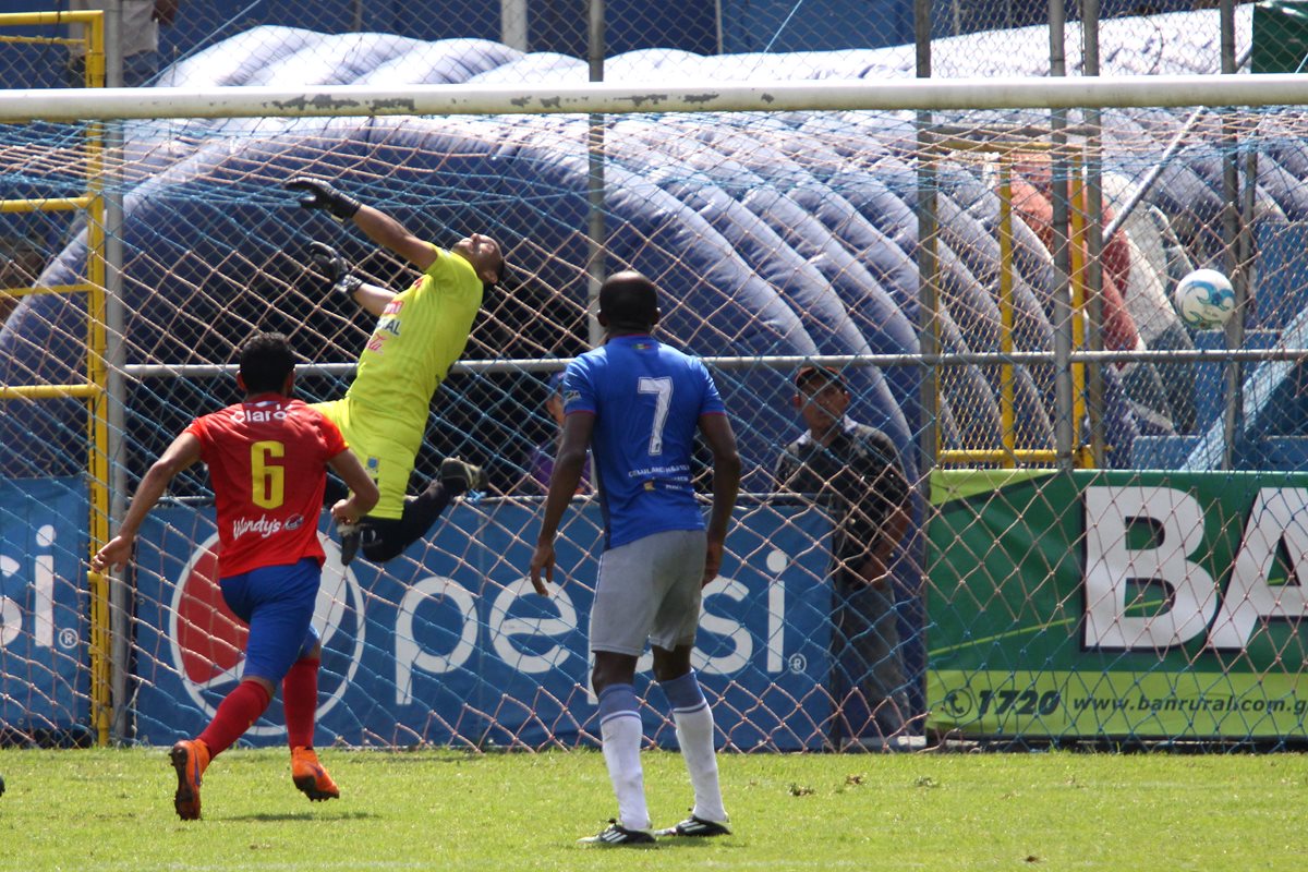 Municipal derrotó a los "toros" con un golazo de Pereira. (Foto Prensa Libre: Jesús Cuque)