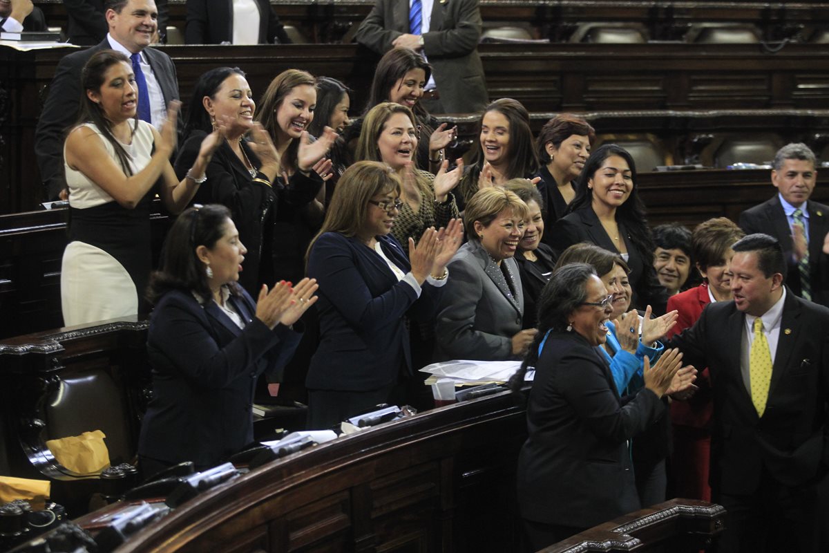 Diputadas se agrupan en defensa de la ley de búsqueda de mujeres desaparecidas. (Foto Prensa Libre: HemerotecaPL)
