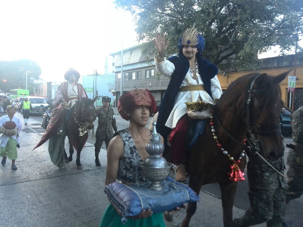 Jóvenes se disfrasan como los Reyes Magos para llevar juguetes a niños de la zona 6. (Foto Prensa Libre: Estuardo Palacios)