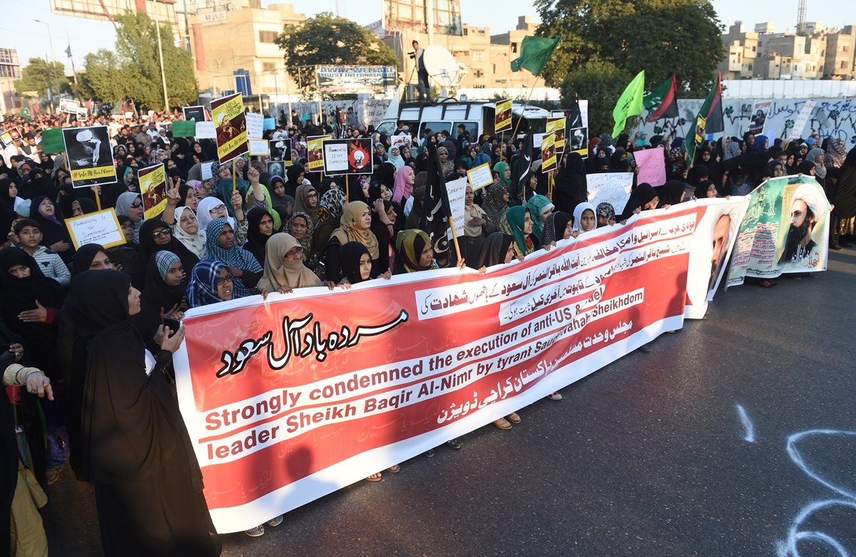 Mujeres pakistaníes marchan en protesta por la ejecución de Nimr al-Nimr en Arabia Saudí. (Foto Prensa Libre: AFP).