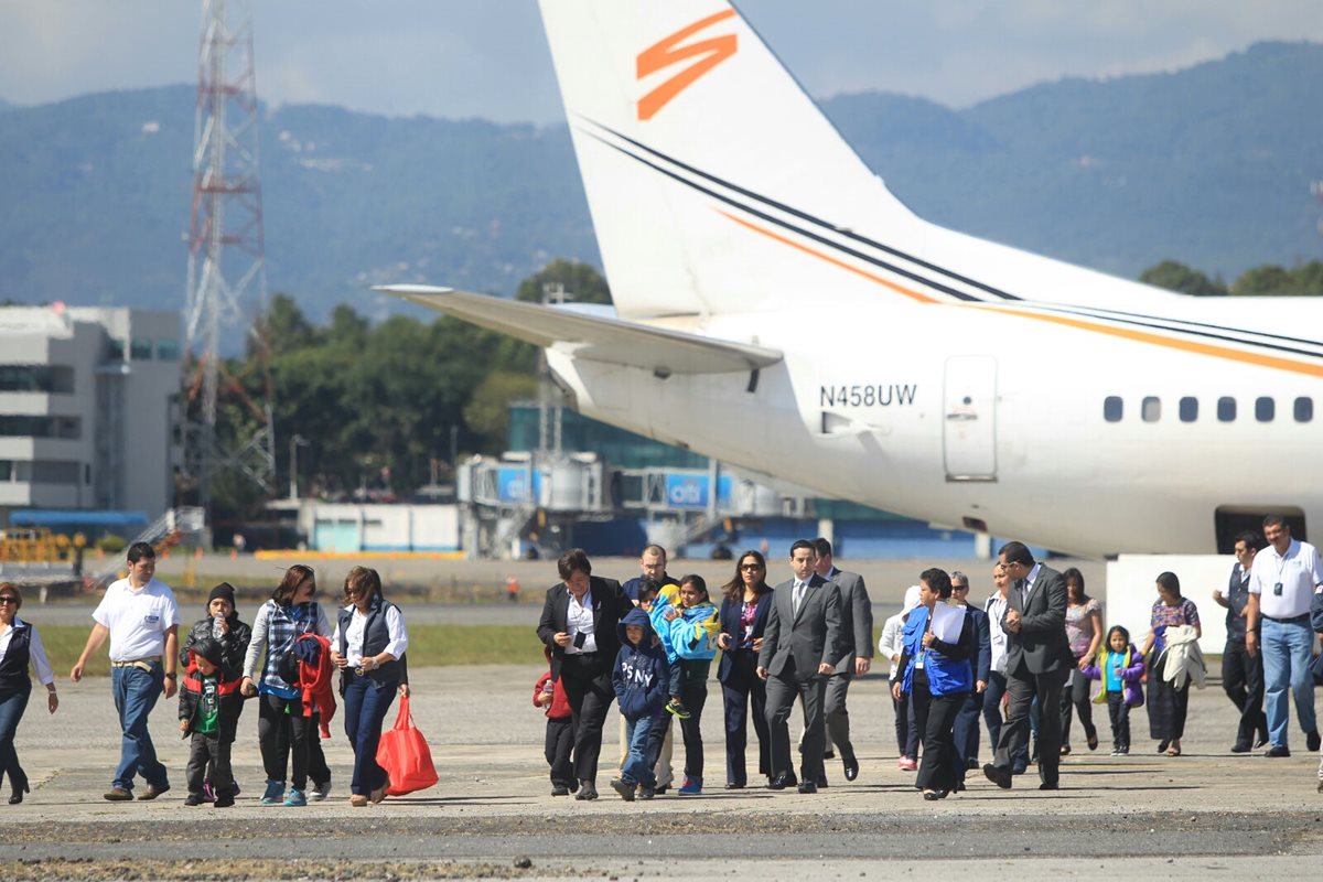 Cuatro familias detenidas el fin de semana pasado en Estados Unidos regresaron este miércoles al país. (Foto Prensa Libre: Esbin García)
