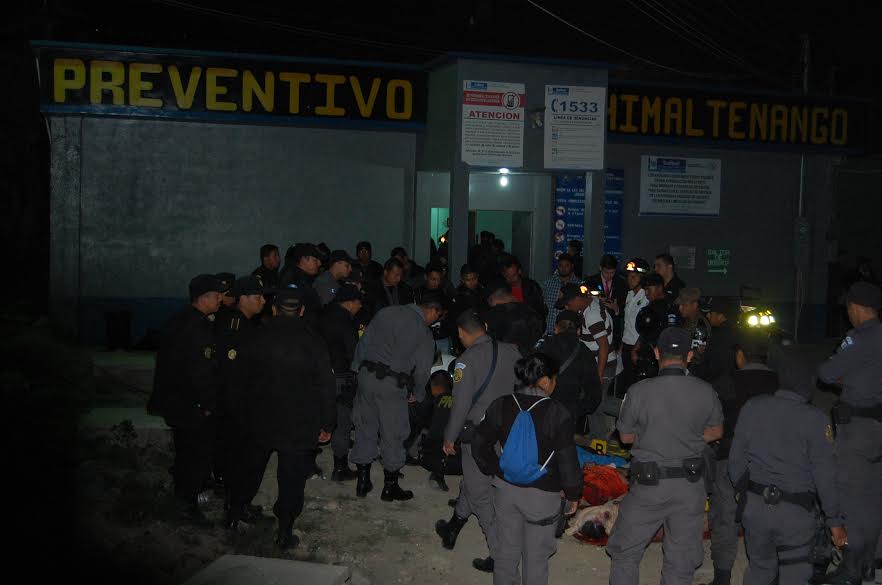 Agentes de la PNC y del SP observan los cadáveres de los reos en Chimaltenango. (Foto Prensa Libre: Víctor Chamalé)
