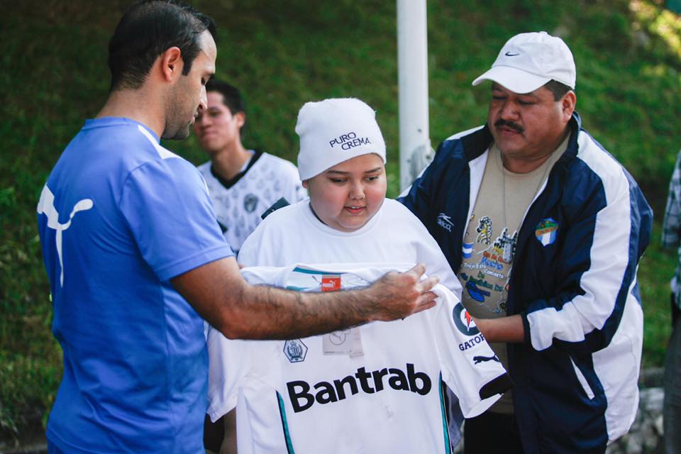 Marco Castellanos recibe de José Manuel Contreras la playera de Comunicaciones. (Foto Club Comunicaciones).