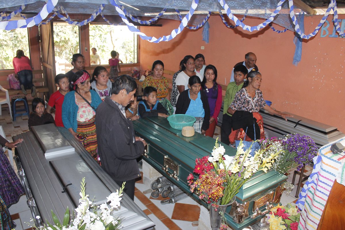 Familiares y amigos de la familia Gabriel Osorio, asisten a velación, en San Andrés Iztapa, Chimaltenango. (Foto Prensa Libre: Víctor Chamalé)