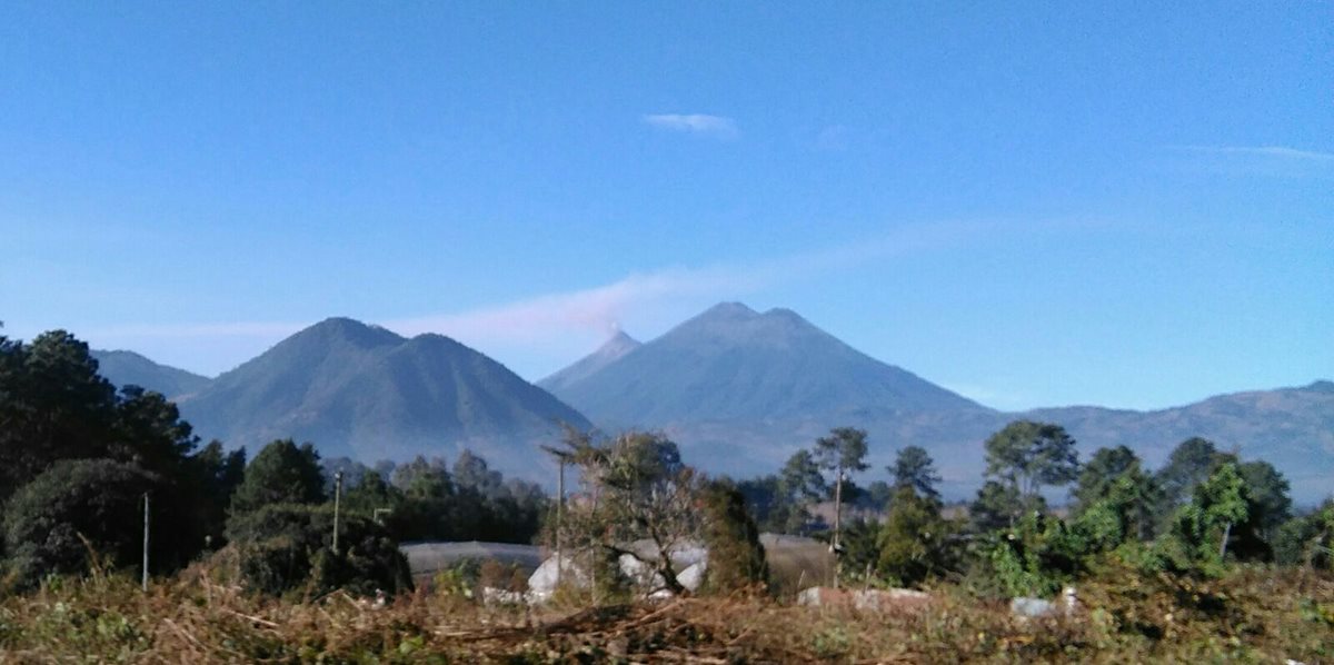 Vista del volcán de Fuego desde Sumpango, Sacatepéquez. (Foto Prensa Libre: César Pérez)