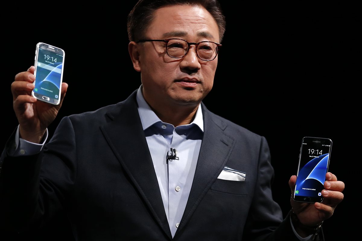 DJ Koh, presidente de Negocios Móviles de Samsung, muestra los nuevos Galaxy S7 y S7 Edge, en Barcelona, España. (Foto Prensa Libre: AP).