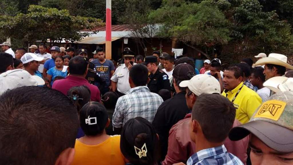 Delegados de los derechos humanos y agentes policiales dialogan con vecinos de La Libertad. (Foto Prensa Libre: Rigoberto Escobar)