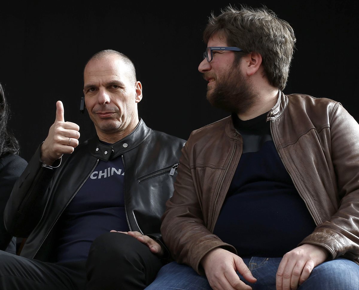 Yanis Varufakis (i), junto al eurodiputado de Podemos, Miguel Urbán. (Foto Prensa Libre: EFE)