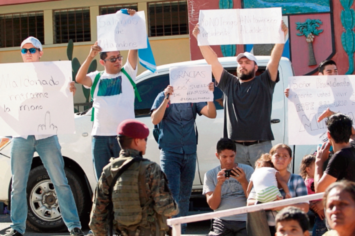 Vecinos de los municipios durante una manifestación de apoyo a los salarios diferenciados. (Foto Prensa Libre: Érick Ávila)