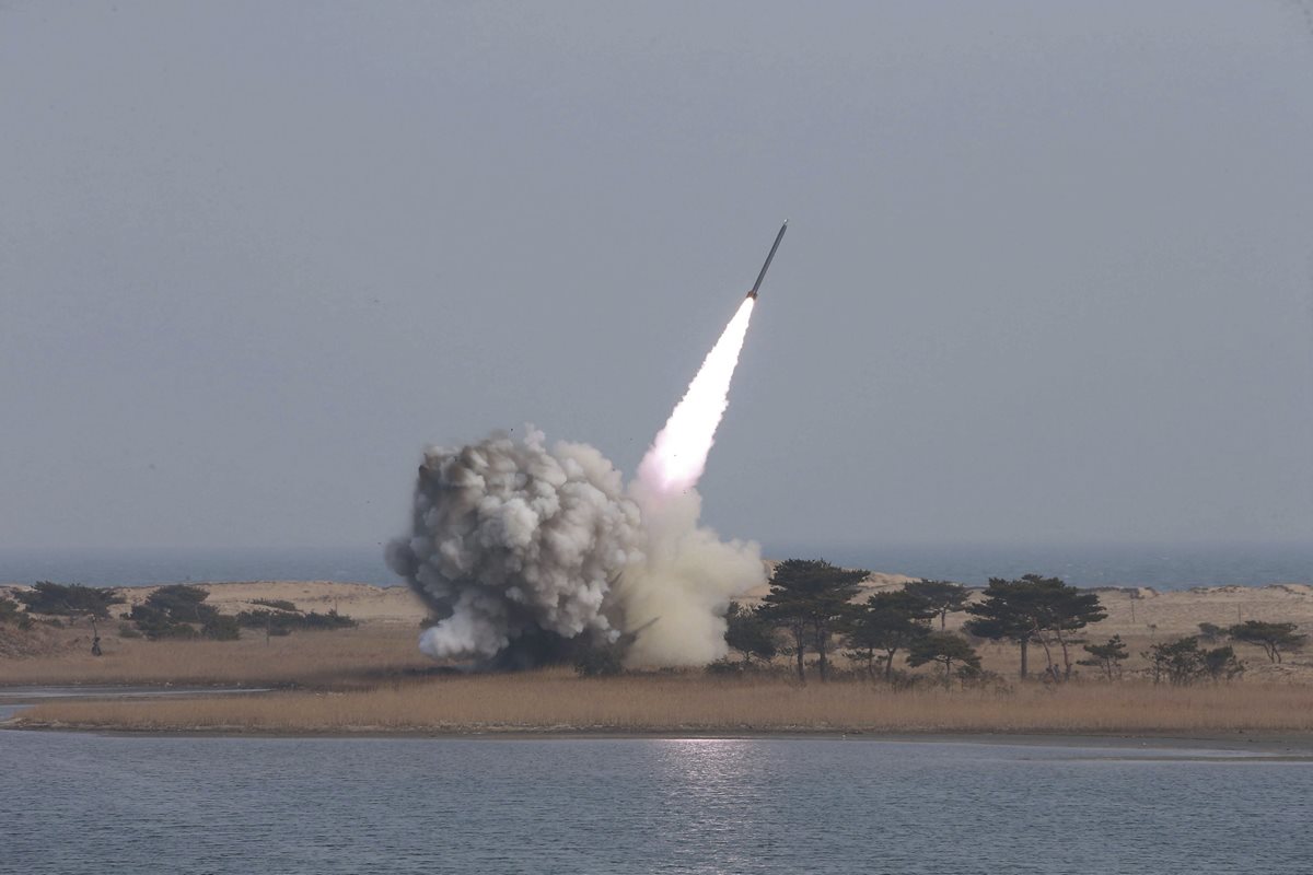 Corea del Norte difunde imágenes de sus pruebas de un nuevo sistema de lanzamisiles múltiple de largo calibre. (Foto Prensa Libre: EFE).