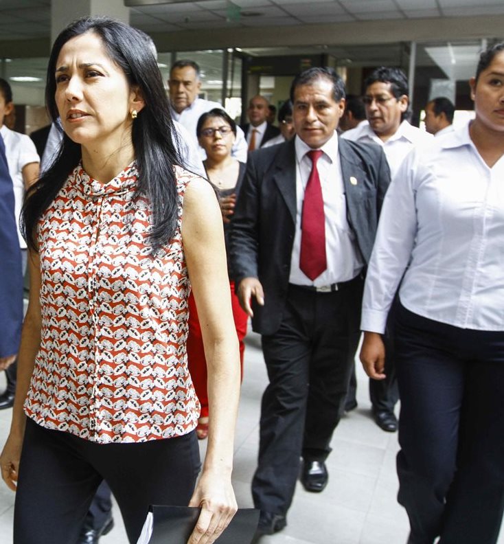 La esposa del presidente de Perú, Nadine Heredia, sale del Congreso luego de haber sido interrogada. (Foto Prensa Libre: EFE).