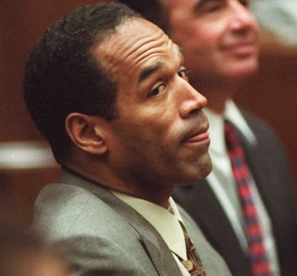 O. J. Simpson en una imagen de 1995 mientras escucha la acusación en su contra en Los Ángeles. (Foto Prensa Libre: AFP).