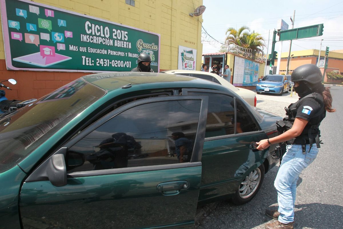 Agentes de la PNC llevaron a cabo un operativo para detener al hijo de un pastor evangélico implicado en el plagio de una joven. (Foto Prensa Libre: Hemeroteca PL)