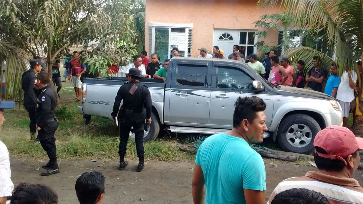 Agentes de la PNC resguardan vehículo baleado en Puerto San José, Escuintla, donde murieron dos personas (Foto Prensa Libre: Carlos E. Paredes)