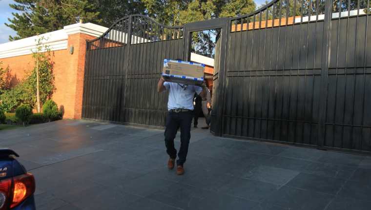 Un fiscal saca documentos incautados en residencia de Pérez Molina en la zona 15. (Foto Prensa Libre: Hemeroteca PL)