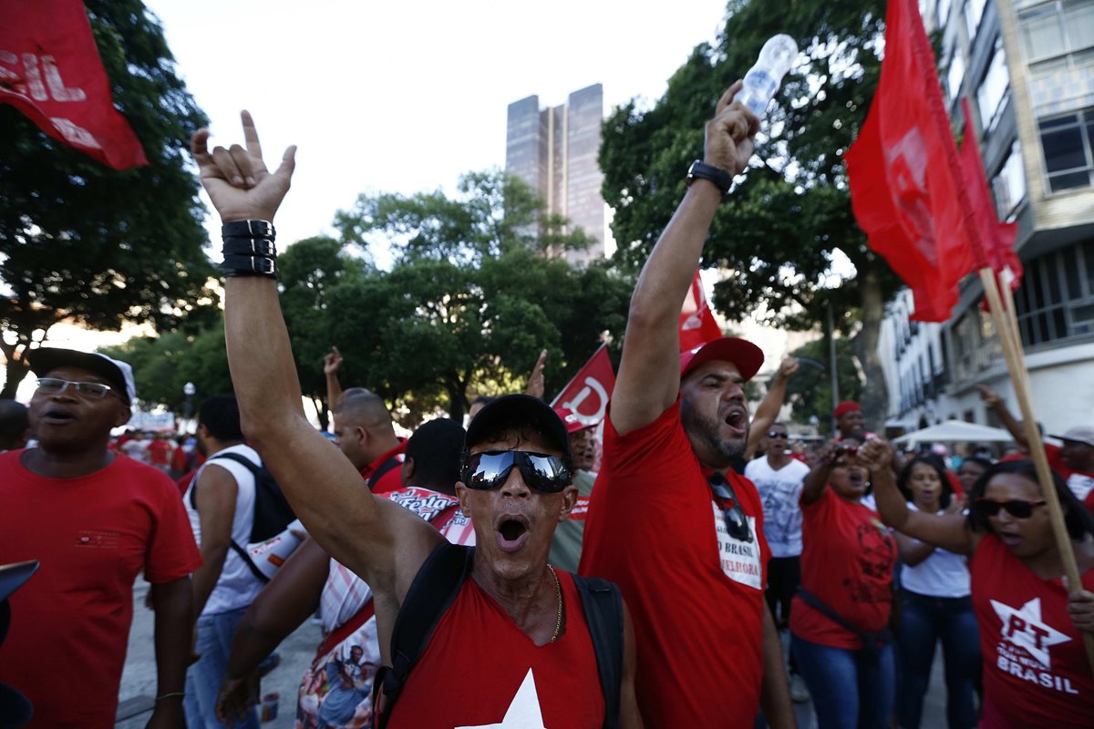 Simpatizantes del PT se manifiestan a favor de Lula da Silva y Dilma Rousseff. (Foto Prensa Libre: EFE).
