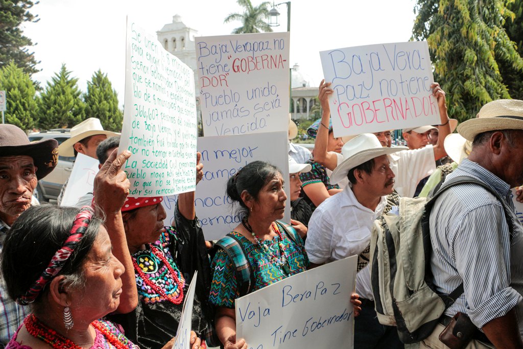 Inconformes protestan frente a la Gobernación de Baja Verapaz. (Foto Prensa Libre: Carlos Grave).