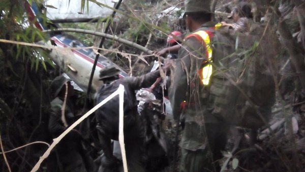 Equipo de rescatistas logran llegar a la ubicación donde se encontraba la avioneta accidentada. (Foto Prensa Libre: Ejército de Guatemala)
