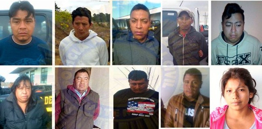 Los ocho presuntos integrantes de la banda que fueron capturado; además, autoridades reportaron la captura de otras dos personas. (Foto Prensa Libre: PNC).